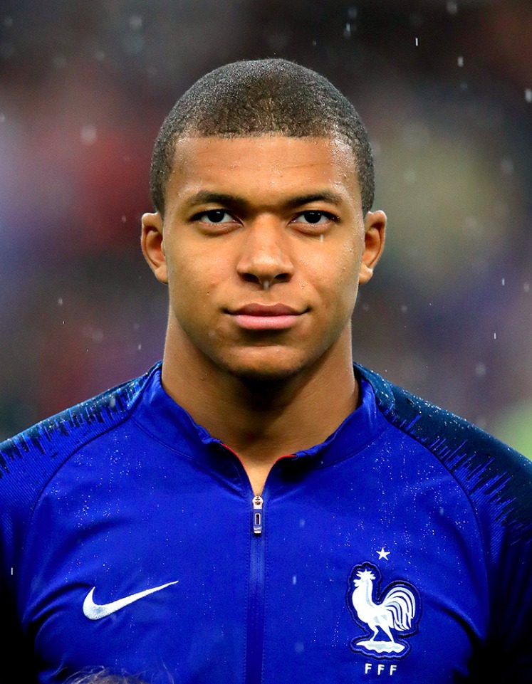 mbappe cheveux rose